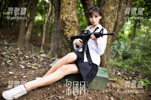 GIRLT果团网 - 何梦兮Stacy的写真欢脱精选：旅拍中举手的姿势，今天谁说我像一根吃不下的面条？