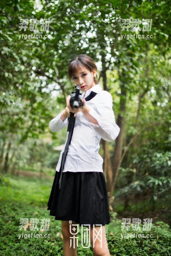 GIRLT果团网 - 谁说泳池只有戏水？周琰琳LIN的图库教你怎么玩转水面资源！
