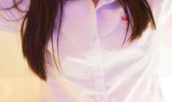 ROSI的午夜悸动：高清嫩学妹制服，总有些意想不到！
