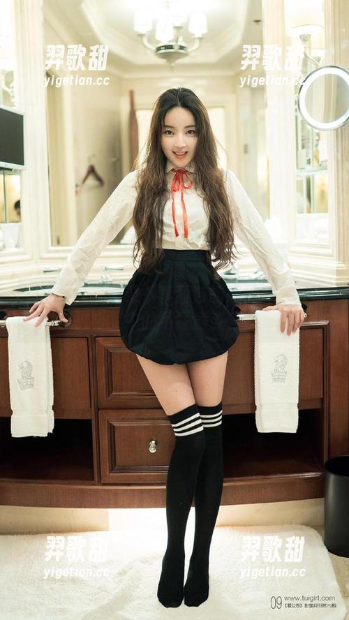 TuiGirl - 记录下李丽莎的短裤——写真合集中的不经意流露？
