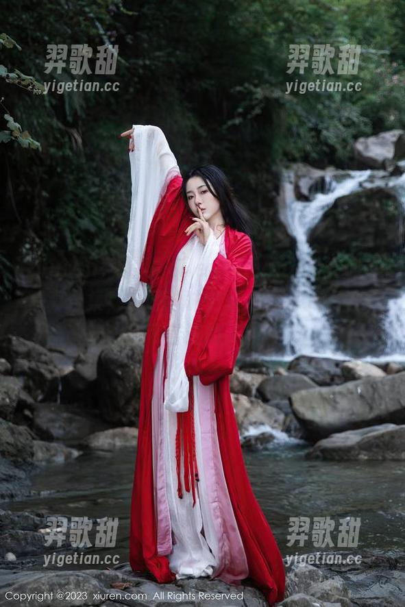 Xiuren秀人网 - HeyuZhang另类护士写真合集，衣服韵味十足，想到了什么不可言说的…？