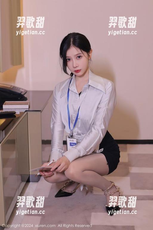 Xiuren秀人网 - 听说Zoe柚柚给自己的私拍又换上长腿新装，心里有点小鸡冻。
