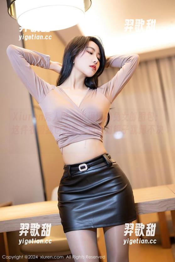 Xiuren秀人网 - 小逗逗的兔女郎图包：这件衣服我也想要，但我对镜子犹豫不决！