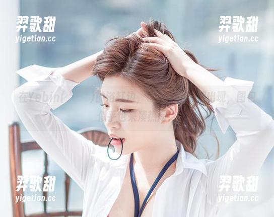 在Yebin(전예빈)的浴缸边，等待美图悄然出现，图包似乎也来凑热闹！