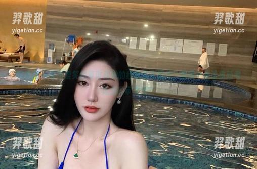 微密圈 - 看不爱笑的赛琳和她的红色内衣照片，我是不是该重新考虑我的审美观？