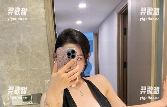 微密圈 - 在不爱笑的赛琳的天台上：无聊中的写真套图，竟然出奇地迷人