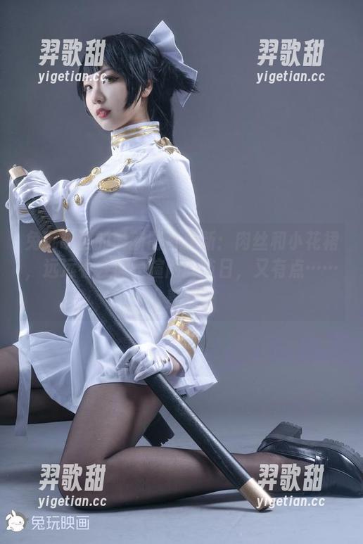 兔玩映画的最新图片更新：肉丝和小花裙，远远看去像是喧闹的节日，又有点……小羞涩。