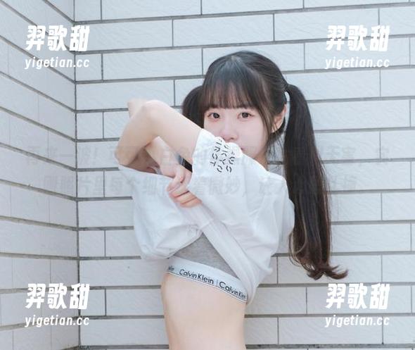 再来一波！可可小白兔的体操服少女看似无害，实则照片里每个细节透着微妙，让人心思乱撞。