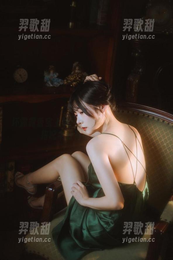 坏露露香宝上线：看这合集里的杨枝甘露搭配牛仔背带裤有多无言