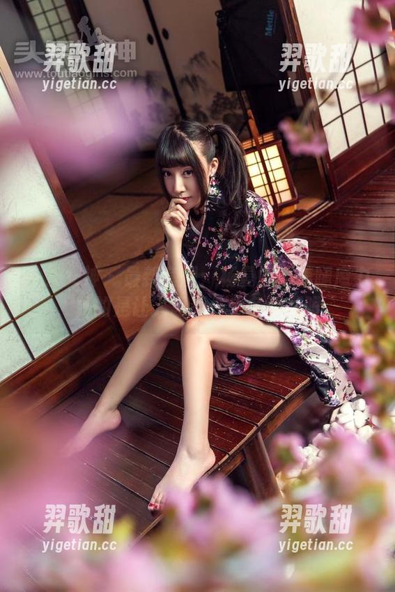 头条女神-杨曼妮 头条女神 - 最新套图:杨曼妮的美腿魔力,真的是让人忍不住想多看几眼。