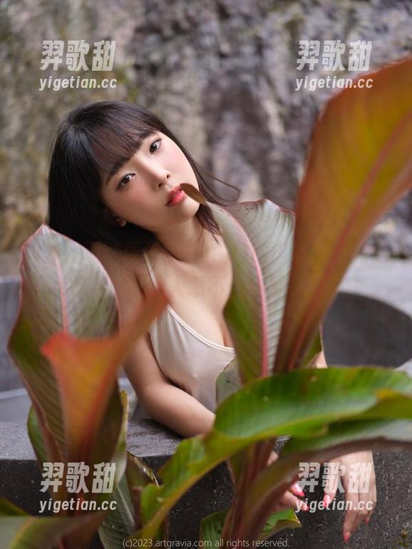 意外发现，姜仁卿(강인경)的肉丝作品竟是零费用，让人忍不住多看几眼。