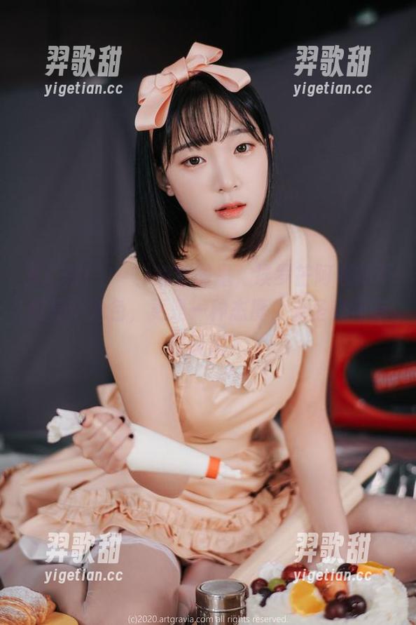 姜仁卿(강인경)的套图里，埃罗芒阿老师不仅是个角色，更是一种态度，无圣光还有谁能比？