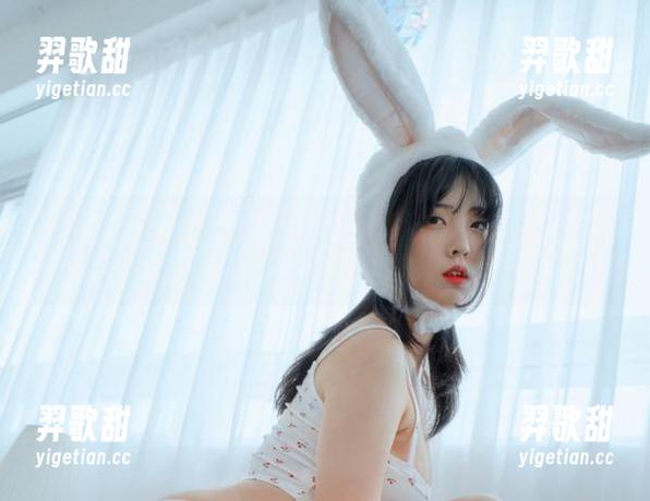私拍作品中宋哈娜(송하나)的吊带，竟然让我体会到一种“轻盈”的反差，赞叹之间，心里还在嘀咕。