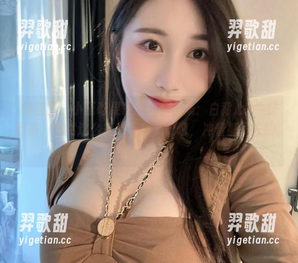微密圈 - 小玉吃果冻的奇幻合集：白背心+牛仔短裤，居然这么搭！下载一份吧，冲着裤子去的...哈哈！