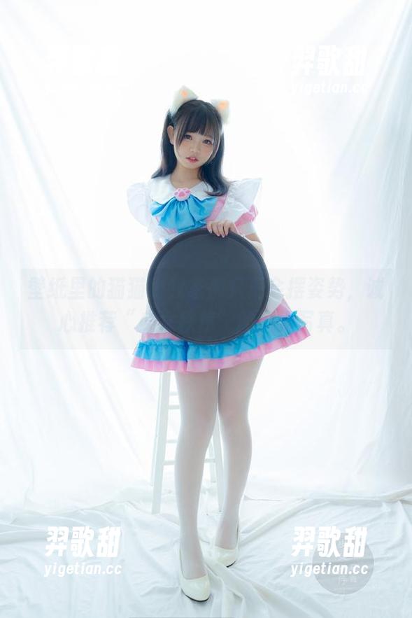壁纸里的猫猫比我家那只更会摆姿势，诚心推荐“少女秩序”的这组写真。