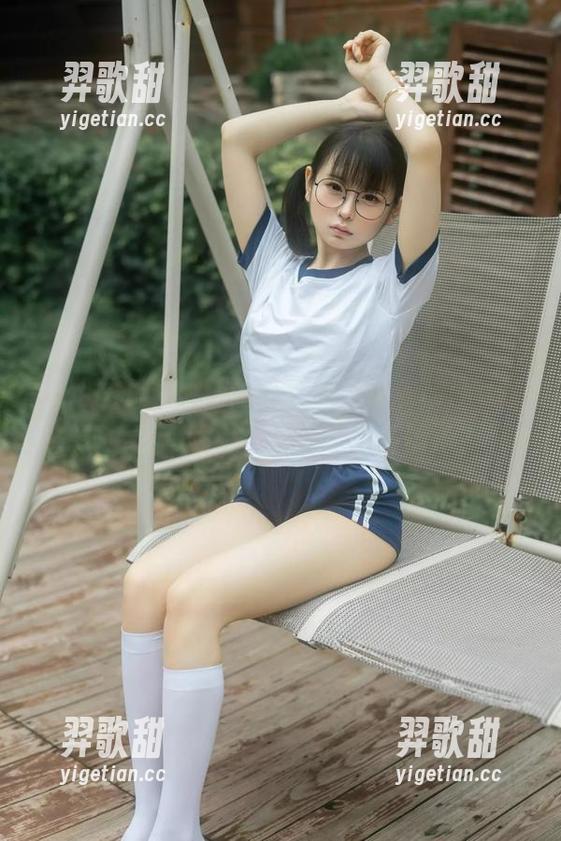 这组图片使用的构图，幼水铃衣Miku你到底在想啥呀，脸上也太多情了？