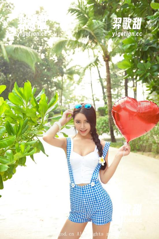 推女神 - 施忆佳Kitty酱的长腿写真集，下载的时候小心手抖……人会有偏见吗？