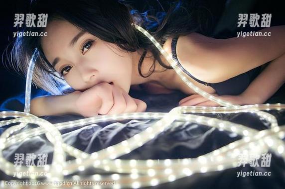 推女神 - 歆小兔chobits的白色套图，远观如画，近看……哦，该吃药了吗？