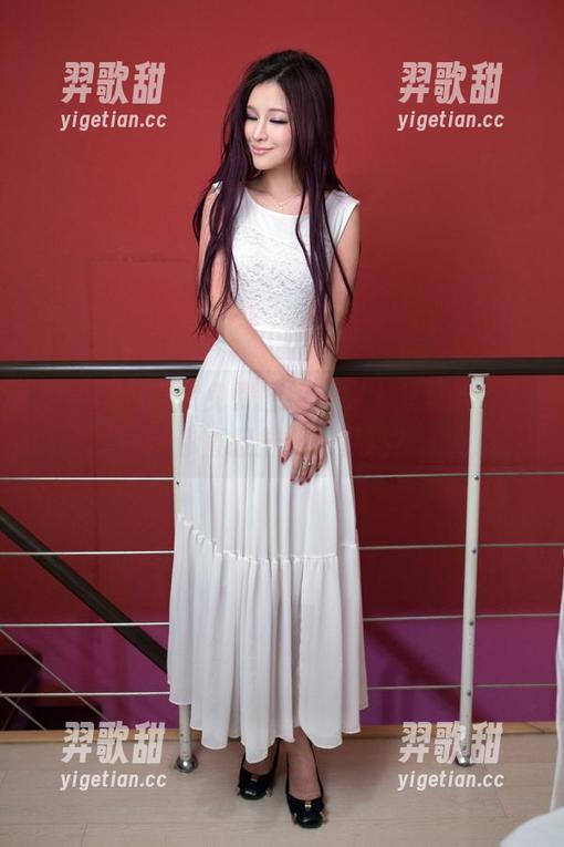 推女郎 - 连欣免费图包：穿上裤里丝，能让你直接炫个一夏吗？