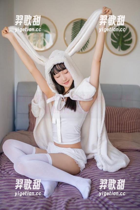 谁能拒绝木绵绵OwO的红裙cos，图片就是她的魔法证明！