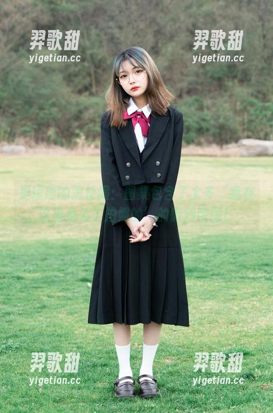 梨瑾瑾的黑长服：图集包含了太多‘我在这里是为了拍照的’的微妙瞬间！