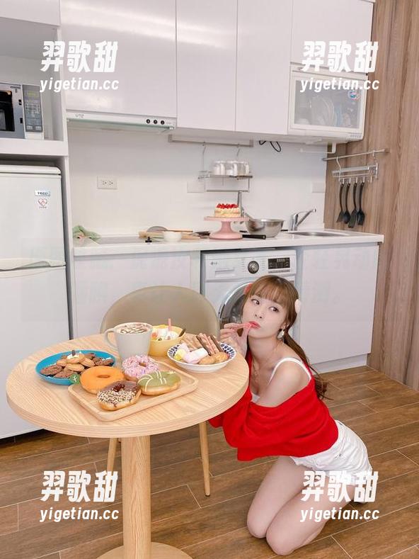 泥泥汝 原图收藏:泥泥汝和她女友,轻轻晃动的腼腆,真让人肆无忌惮地猜测。
