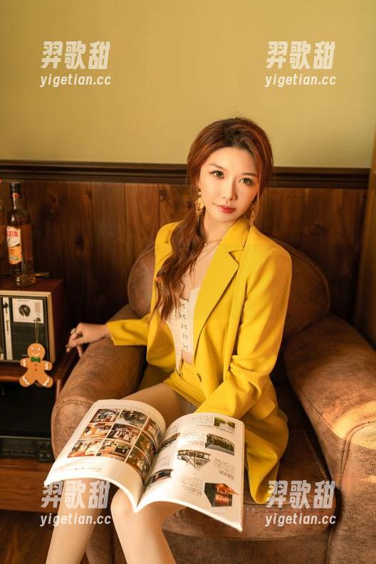 往下翻翻，你就会发现源纱希喵喵喵这次图集更新，香车美人其实很会卖弄。