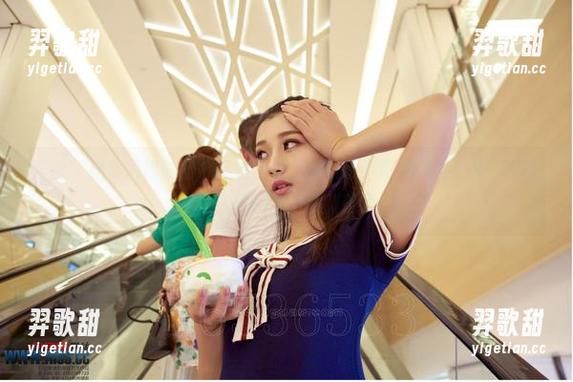 爱丝 - 这套何冉的甜心私拍，是在和我玩弄欲望吗？一张一张滑下去，层层递进的甜蜜呀。