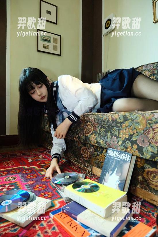 白莉爱吃巧克力的校园私拍图集：一不小心跑掉的小秘密