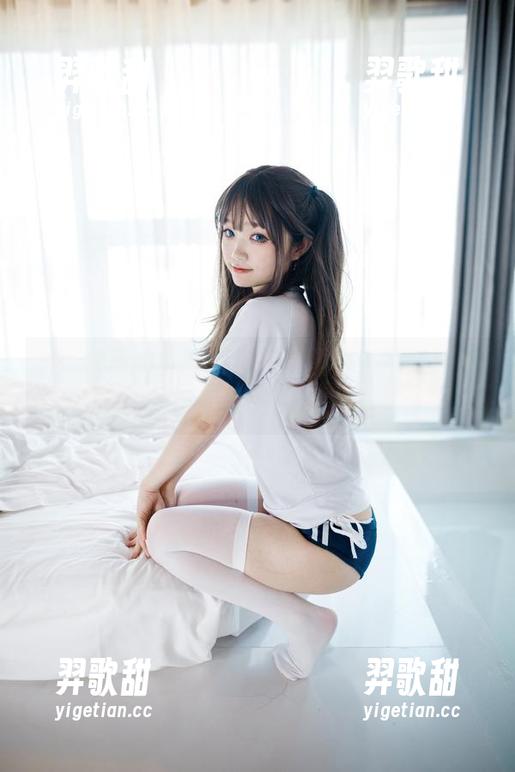 神沢永莉的礼服倒影在原图里，不知道从何入手的我也恍惚一下。