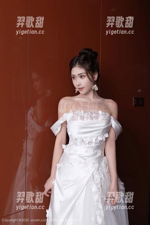 秀人网 - Jennifer小若的女王写真集在等你，快下载，别让她等太久哦！