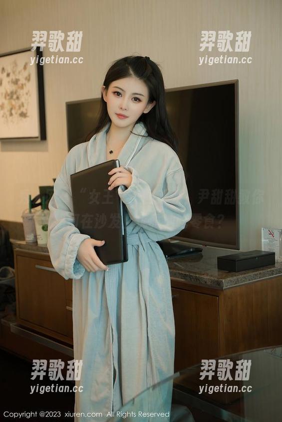 秀人网 - “女王”美图系列，尹甜甜教你如何在沙发上优雅地吃零食？