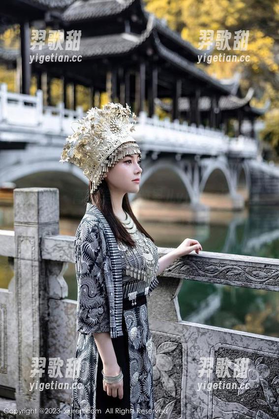 秀人网 - 高清美图里的果儿victoria，似乎在和夏天默默约会