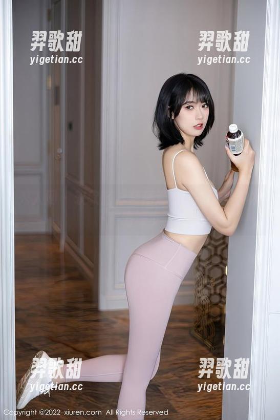 秀人网 - 软软酱泳装精选：从不简单的水边漫步