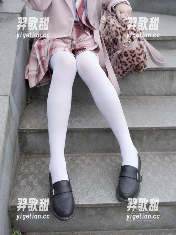 紧急企划 - 有点违和感？奶糖全套写真浅入浴缸随意展现！