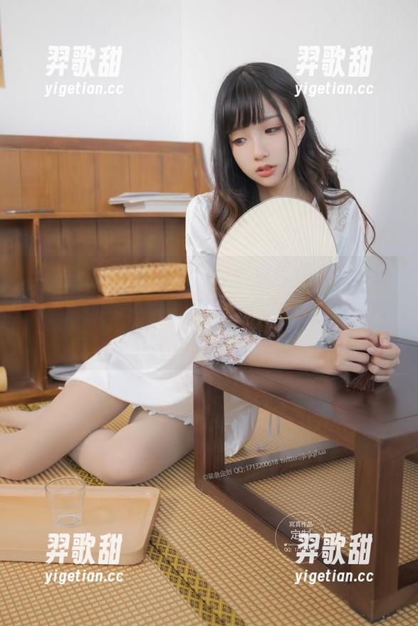 紧急企划 - 新鲜出炉的小恩写真，究竟厚白丝是什么魔法，透着一股不可言说的气息。