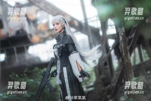 樱花下紫氯氯的少女，cos得让人有点不太敢看