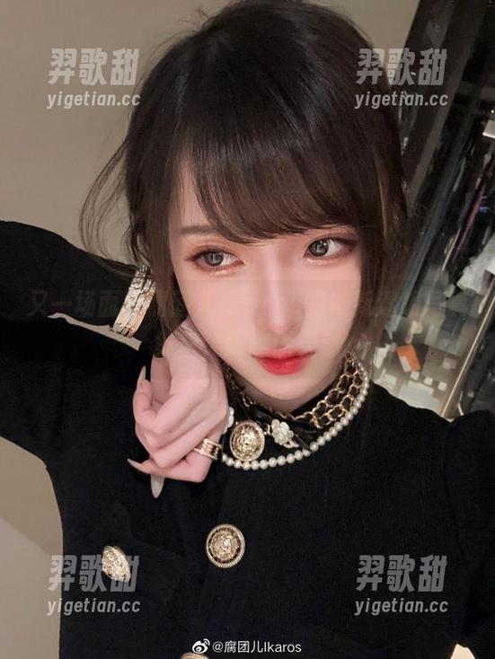 又一场面，腐团儿Ikaros的最新透明写真集里，肆意而天然