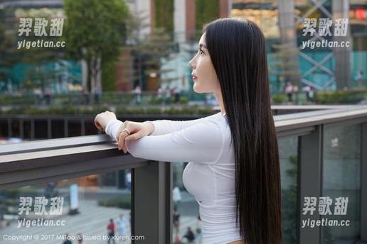 蜜桃社 - 即使是白衬衫，沐子熙V在图库里依然保持最新的随意风格