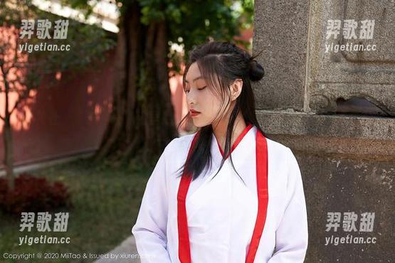 蜜桃社 - “美绪在泳池里：我发现水不是鞋子进的那种地方！”——原图来了！
