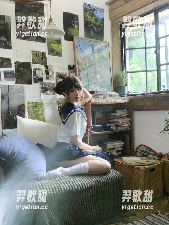 这组比基尼写真，蠢沫沫貌似在教我们“怎么显得无辜”的图片？
