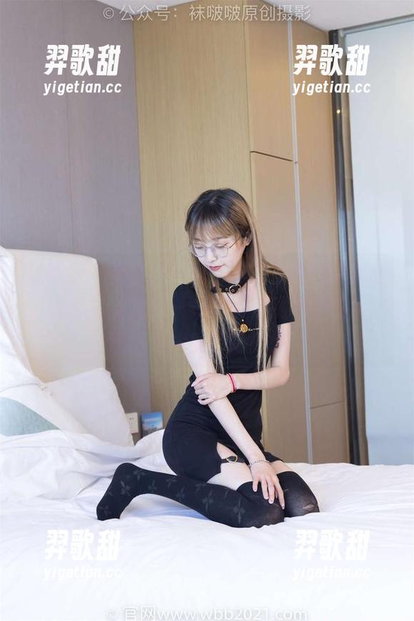 袜啵啵 - 看，图片里小沫在体操服中舞动，我深刻觉悟到——原来我就是个观众，还得继续坐着吃零食！