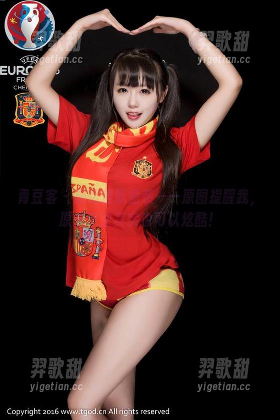 青豆客 - 施忆佳职业装——原图提醒我，原来专业其实也可以炫酷！