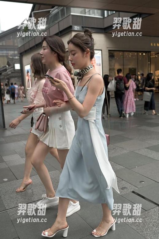 魔镜街拍 - 婷婷的高清合集，这白色吊带连衣裙配黑丝，我是全心服气的！