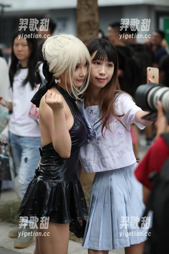 蓝色包臀裙，黑丝美女，魔镜街拍的作品让我心中泛起涟漪…情绪复杂。