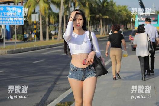 魔镜街拍图库：油亮丝袜小姐姐的美腿，真忍不住想数数——毕竟一条腿就够抢眼的。